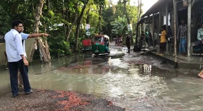 জোয়ারের পানি ঢুকে সড়ক ভেঙে যোগাযোগ বিচ্ছিন্ন